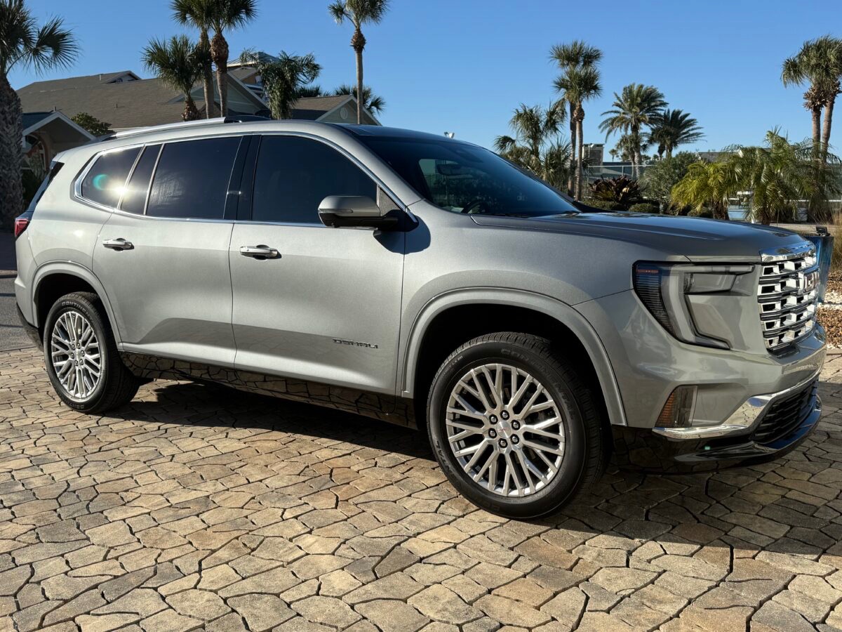 Glossy silver GMC Yukon finish